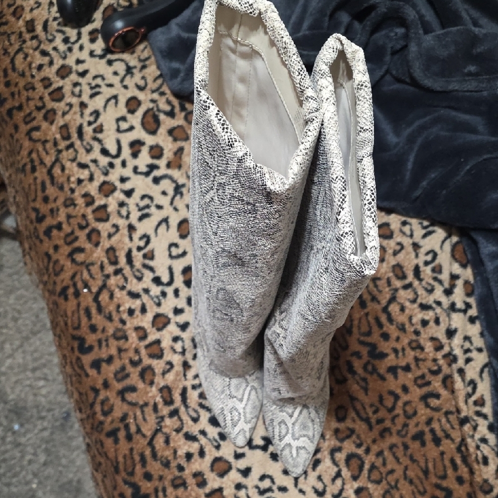 Snakeskin Pattern Knee-High Boots - Picture 3 of 4
